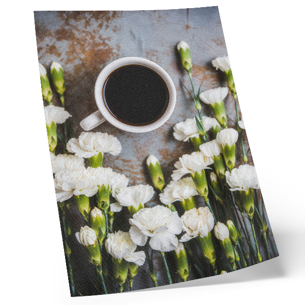 Affisch En kopp kaffe och vita nejlikblommor