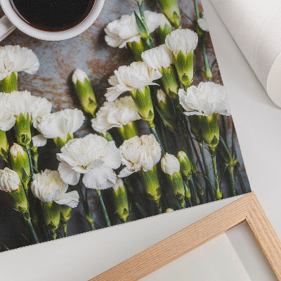 Affisch En kopp kaffe och vita nejlikblommor