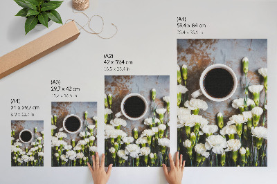Affisch En kopp kaffe och vita nejlikblommor
