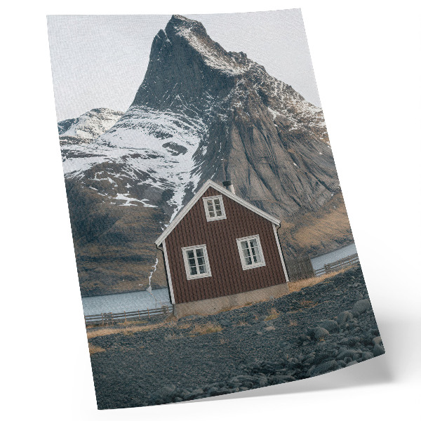 Affisch Bergslandskap, trähus, snötäckta toppar