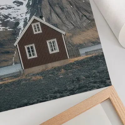Affisch bergslandskap med trähus och snötäckta toppar