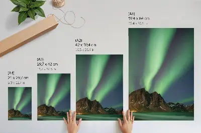 Hållbar väggposter med motiv av magisk himmel med grönt ljus över imponerande berg