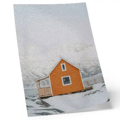 Dekorativ väggaffisch minimalistiskt motiv av orange hus vid snöiga berg med ram