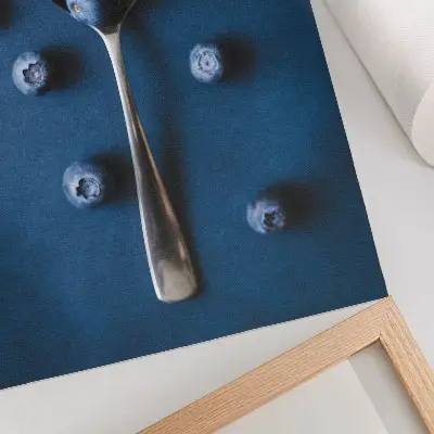 Hållbar väggposter blåbär på en sked mot en elegant blå bakgrund