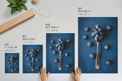 Hållbar väggposter Blåbär på en sked på en blå bakgrund, elegans