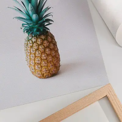 Väggaffisch ananas med turkosa blad på vit bakgrund