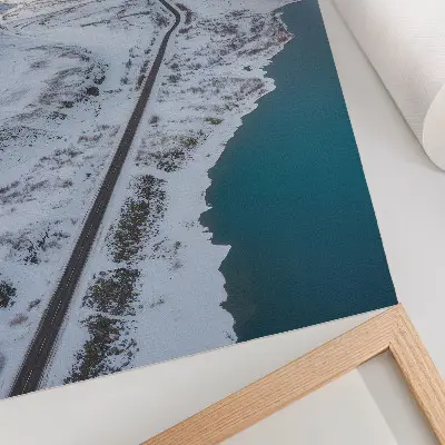 Affisch snölandskap med minimalistiskt blått vatten