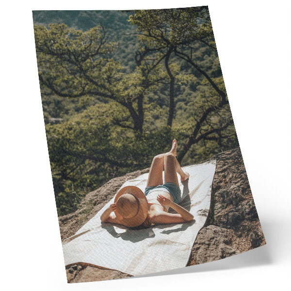 Hållbar väggposter Avkopplande på en sten gröna träd hatt natur