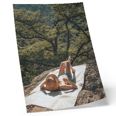 Hållbar väggposter Avkopplande på en sten gröna träd hatt natur