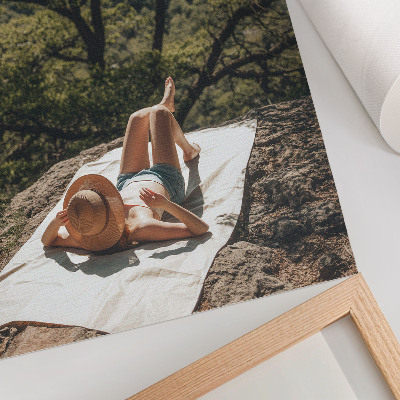 Hållbar väggposter Avkopplande på en sten gröna träd hatt natur