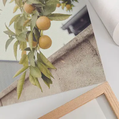 Dekorativ väggaffisch med motiv av trädgren med sol och gröna blad mot orange bakgrund