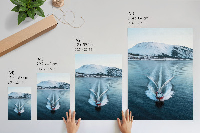 Poster Snötäckta berg sjö motorbåt dynamik
