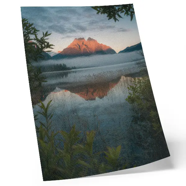 Hållbar väggposter berglandskap reflekterat i vattendimma