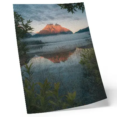 Hållbar väggposter berglandskap reflekterat i vattendimma
