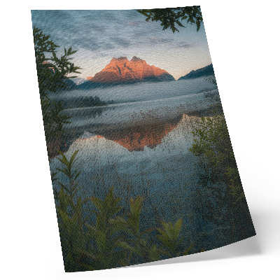 Hållbar väggposter Berglandskap reflekterat i vattendimman
