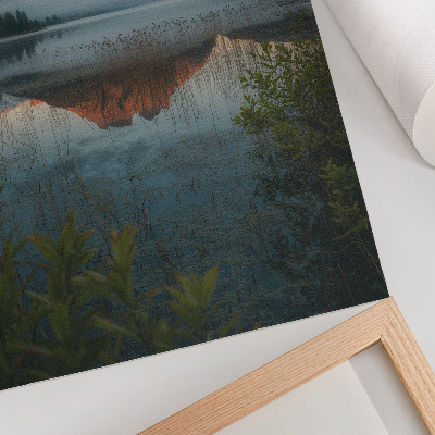 Hållbar väggposter Berglandskap reflekterat i vattendimman