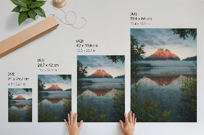 Hållbar väggposter Berglandskap reflekterat i vattendimman