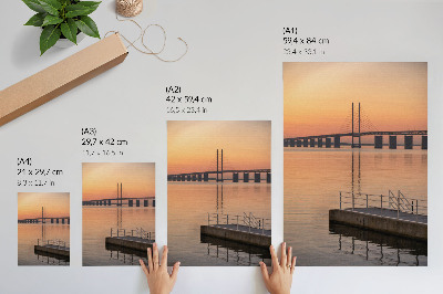 Dekorativ väggaffisch Solnedgångsbro minimalism varma nyanser