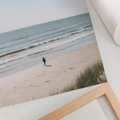Poster strand med lugnt hav, blå himmel och minimalistisk harmoni