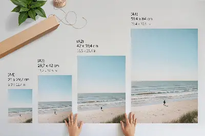 Poster strand med lugnt hav, blå himmel och minimalistisk harmoni
