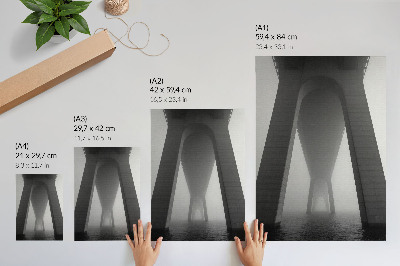 Poster Brokonstruktion i tät dimma nära vattnet