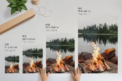Dekorativ väggaffisch med motiv av brasa, sjö, skog och stenar i en naturlig miljö