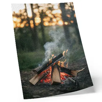 Väggaffisch med motiv av en brasa mot en bakgrund av skog och rök