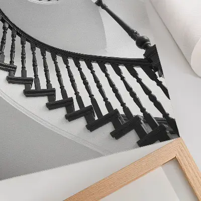 Poster spiraltrappa i svartvitt med modern elegans