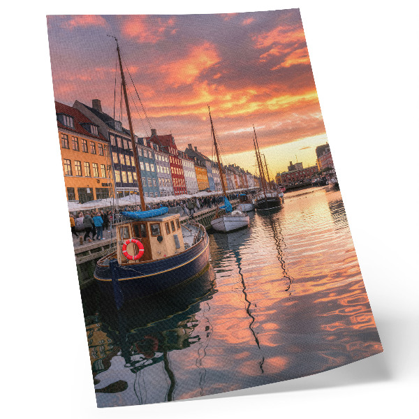 Affisch Färgglada hyreshus, vattenreflektioner, himlens värme