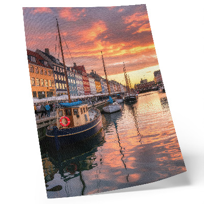Affisch Färgglada hyreshus, vattenreflektioner, himlens värme