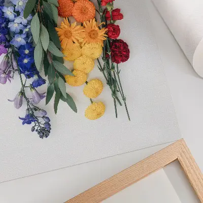 Poster blommor i en vertikal linje med livfulla färger och naturmotiv
