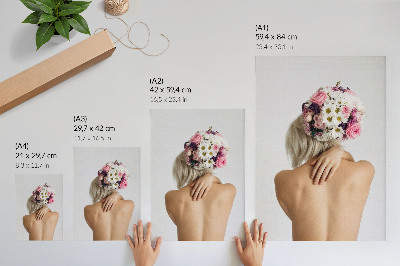 Hållbar väggposter Ett blomsterarrangemang på en kvinnas hår