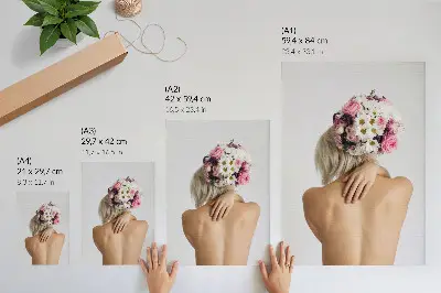 Hållbar väggposter med motiv av ett blomsterarrangemang i en kvinnas hår