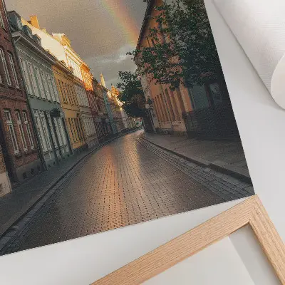 Poster färgglada hyreshus med regnbåge och molnig himmel
