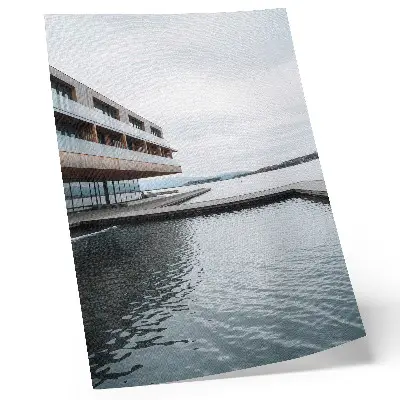 Dekorativ väggaffisch modern byggnad vid vattnet i minimalistisk stil med trä och glas