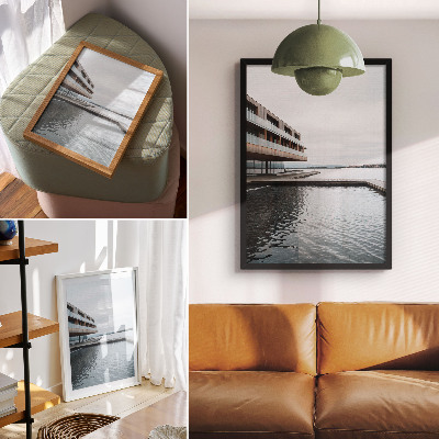 Dekorativ väggaffisch Modern byggnad vid vattnet, minimalism, trä, glas