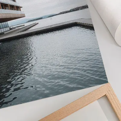 Dekorativ väggaffisch modern byggnad vid vattnet i minimalistisk stil med trä och glas