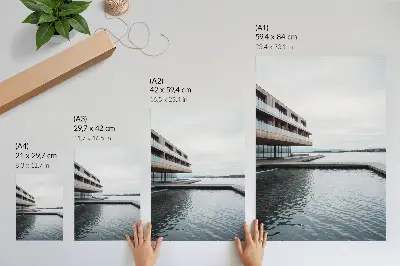 Dekorativ väggaffisch modern byggnad vid vattnet i minimalistisk stil med trä och glas