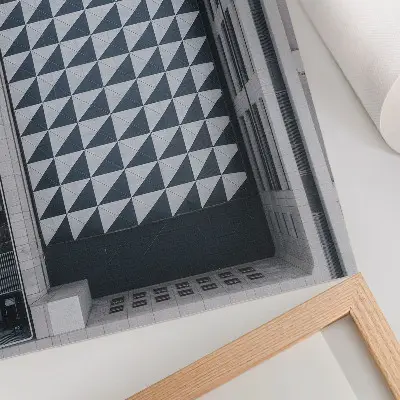 Affisch med eleganta geometriska mönster och futuristisk arkitektur