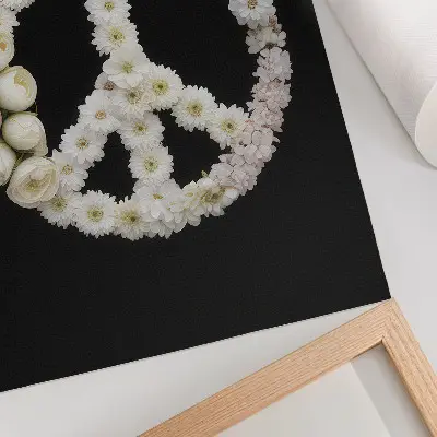 Poster blommor formade som en fredssymbol på svart bakgrund