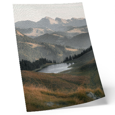 Hållbar väggposter Kullar, sjö och berg i bakgrunden i harmoni