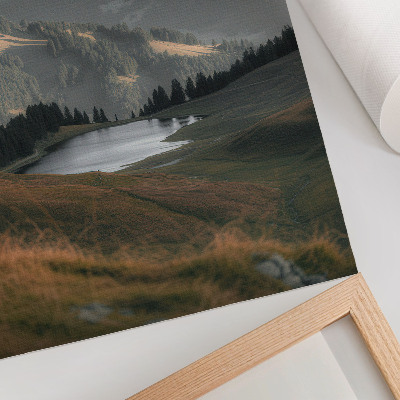 Hållbar väggposter Kullar, sjö och berg i bakgrunden i harmoni