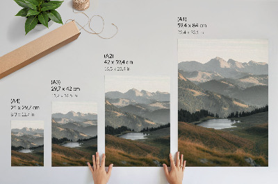 Hållbar väggposter Kullar, sjö och berg i bakgrunden i harmoni