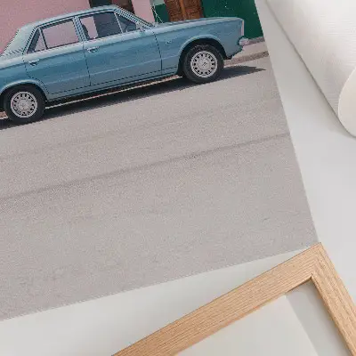 Poster klassiska bilar i retrobyggnader med pastellfärger