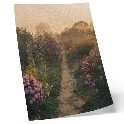 Hållbar väggposter charmig trädgårdsstig med blommor i morgondimma