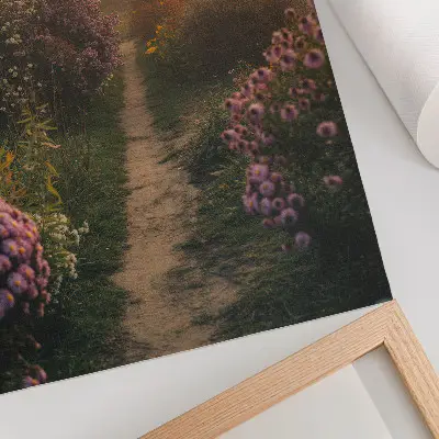 Hållbar väggposter charmig trädgårdsstig med blommor i morgondimma