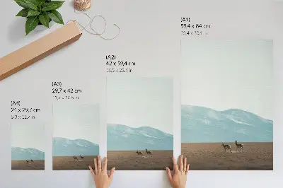 Hållbar väggposter med motiv av antiloper framför ett berglandskap