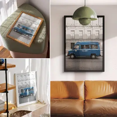 Poster blå polisbil med byggnad i bakgrunden