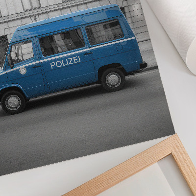 Poster En blå polisbil med en byggnad i bakgrunden