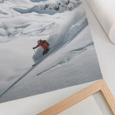 Hållbar väggposter skidåkare i aktion med vita berg och blå himmel